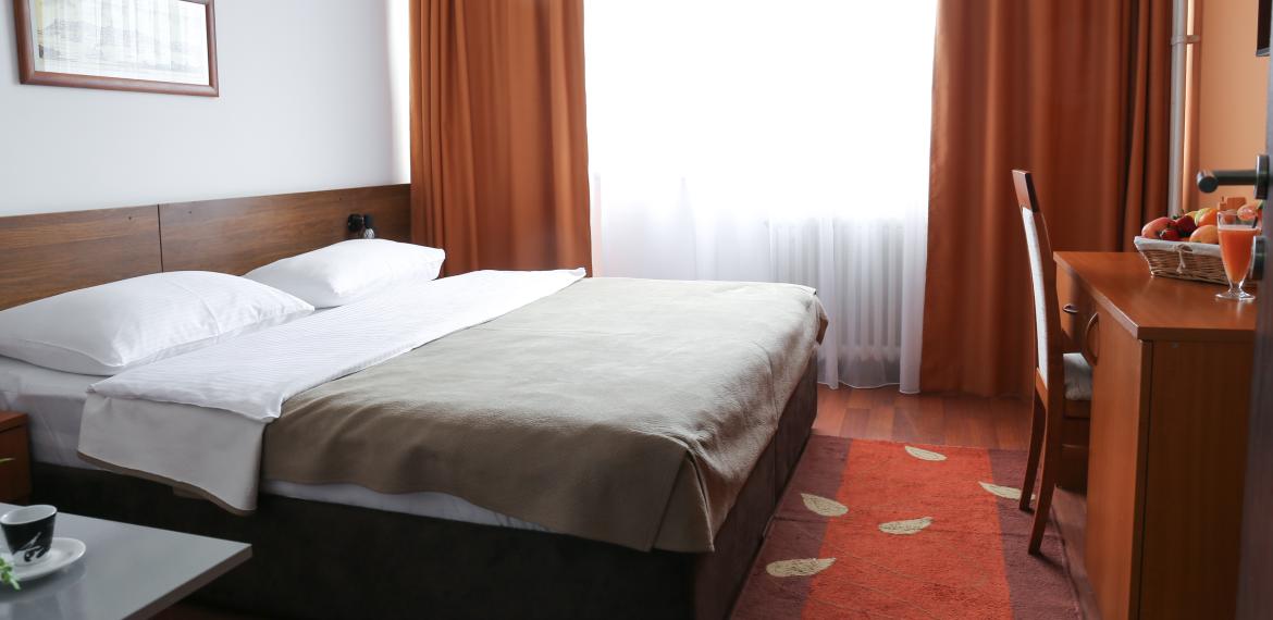 Dvokrevetna soba sa francuskim ležajem