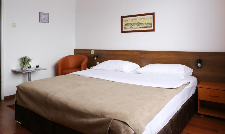 Dvokrevetna soba sa francuskim ležajem