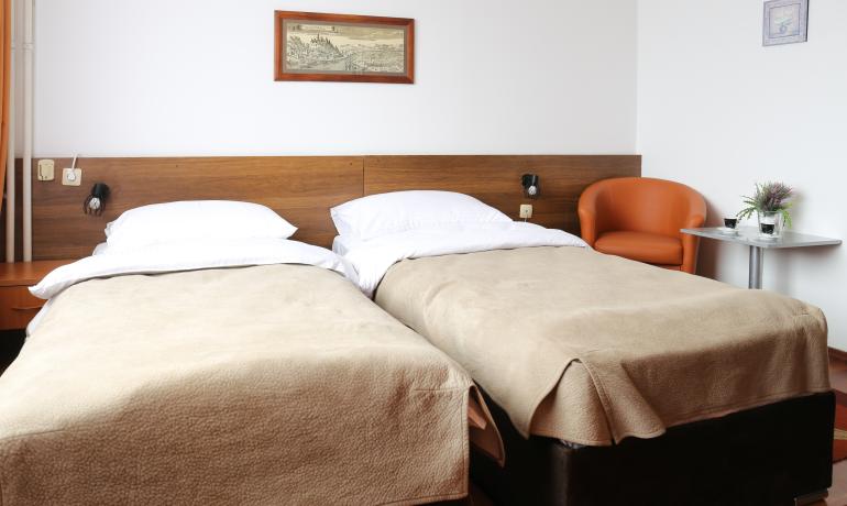 Dvokrevetna soba sa razdvojenim ležajevima